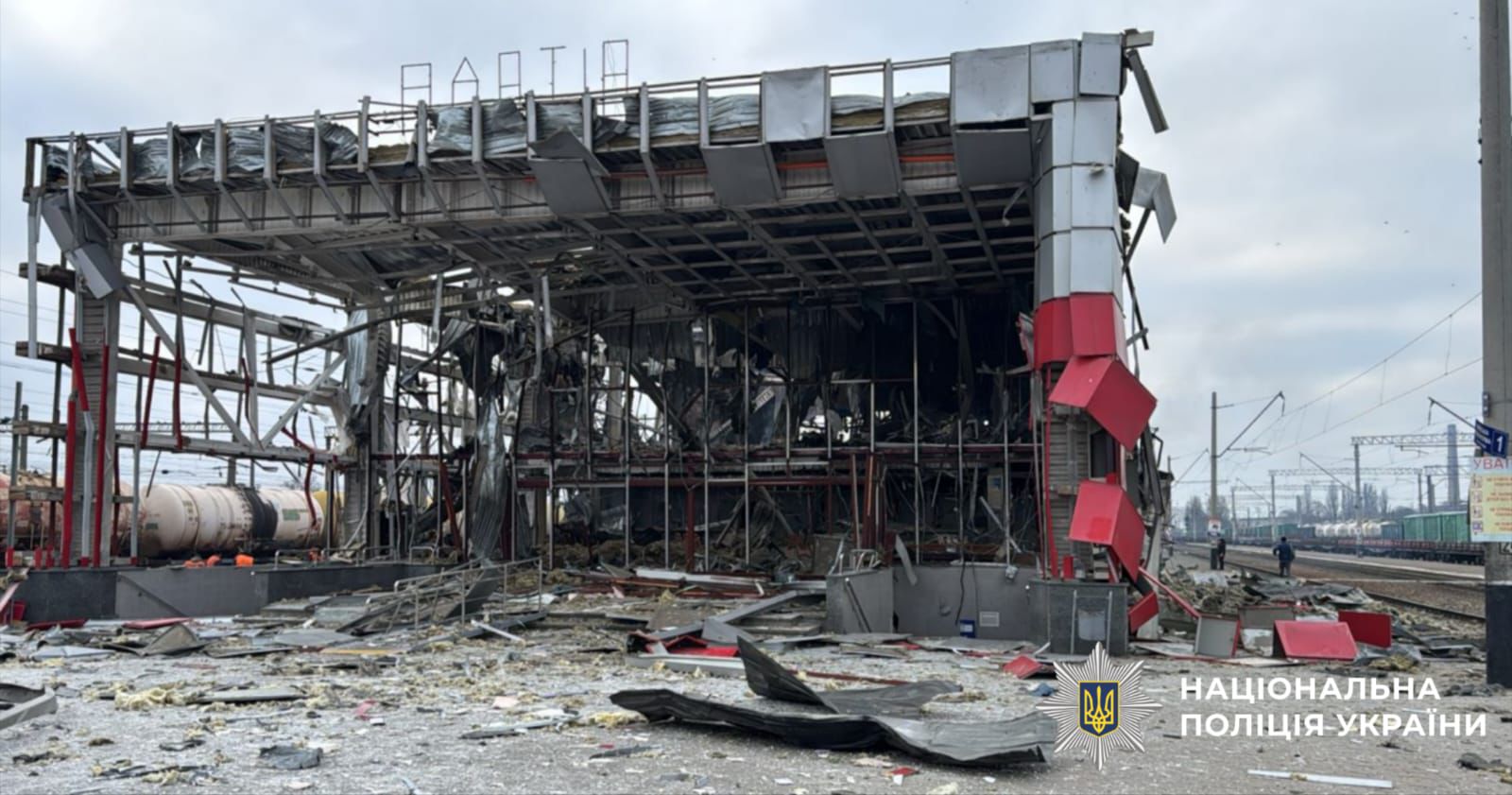 На фото зображено пошкоджену  будівлю.