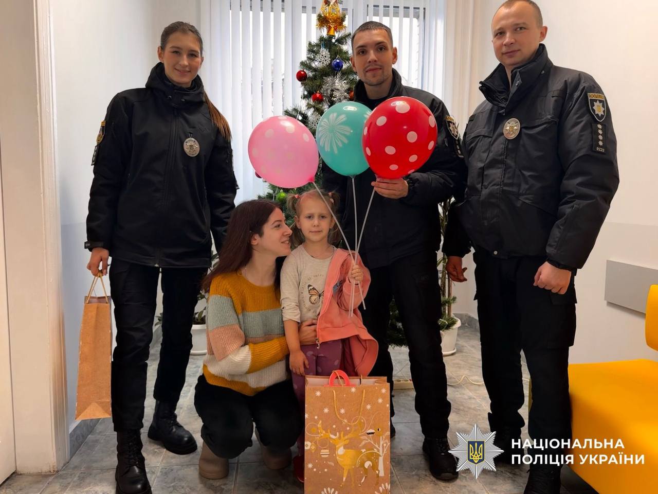 На фото зображено поліцейського разом з дітьми.