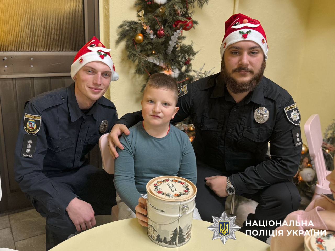 На фото зображено поліцейського разом з дітьми.