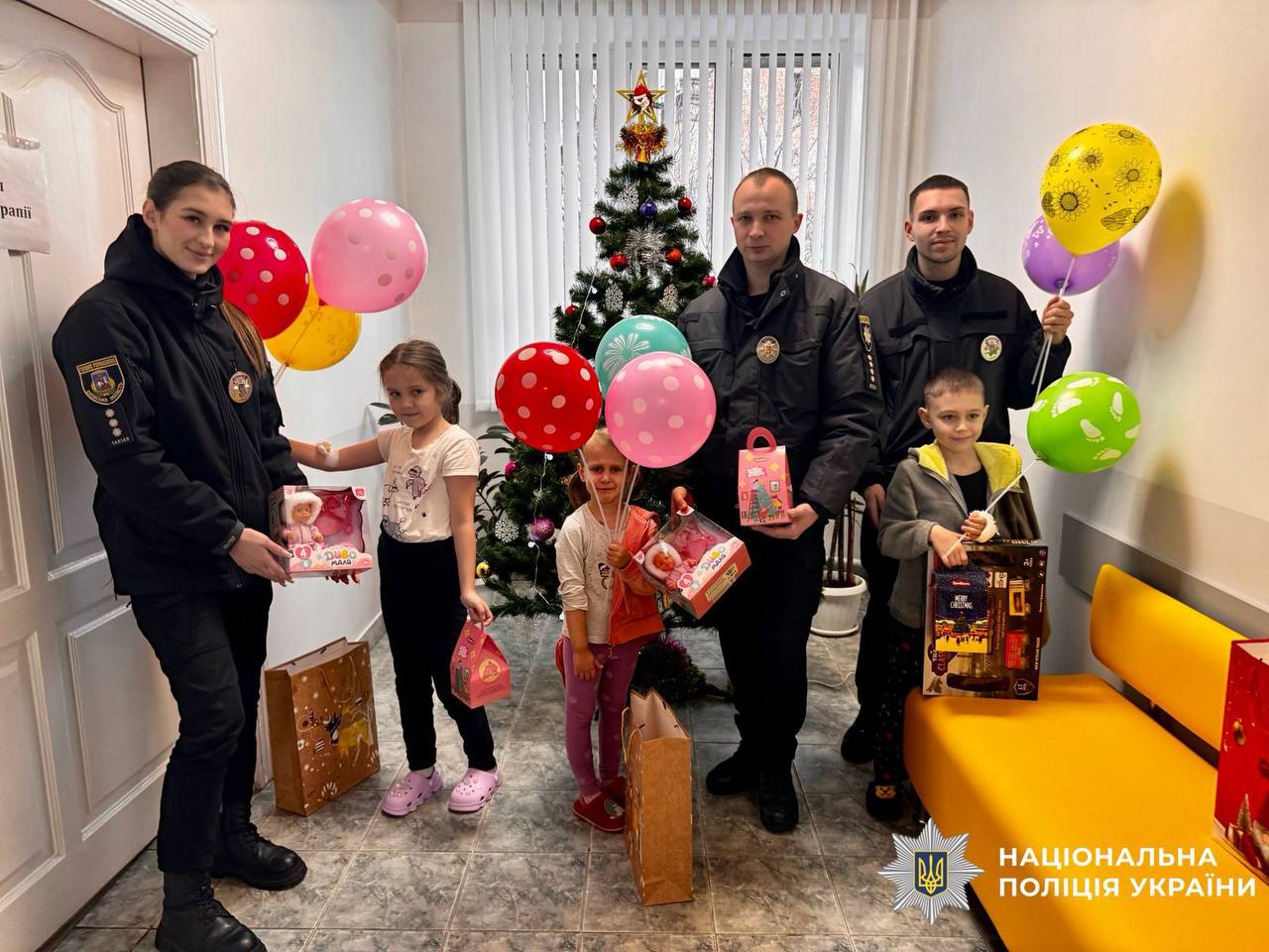 На фото зображено поліцейського разом з дітьми.