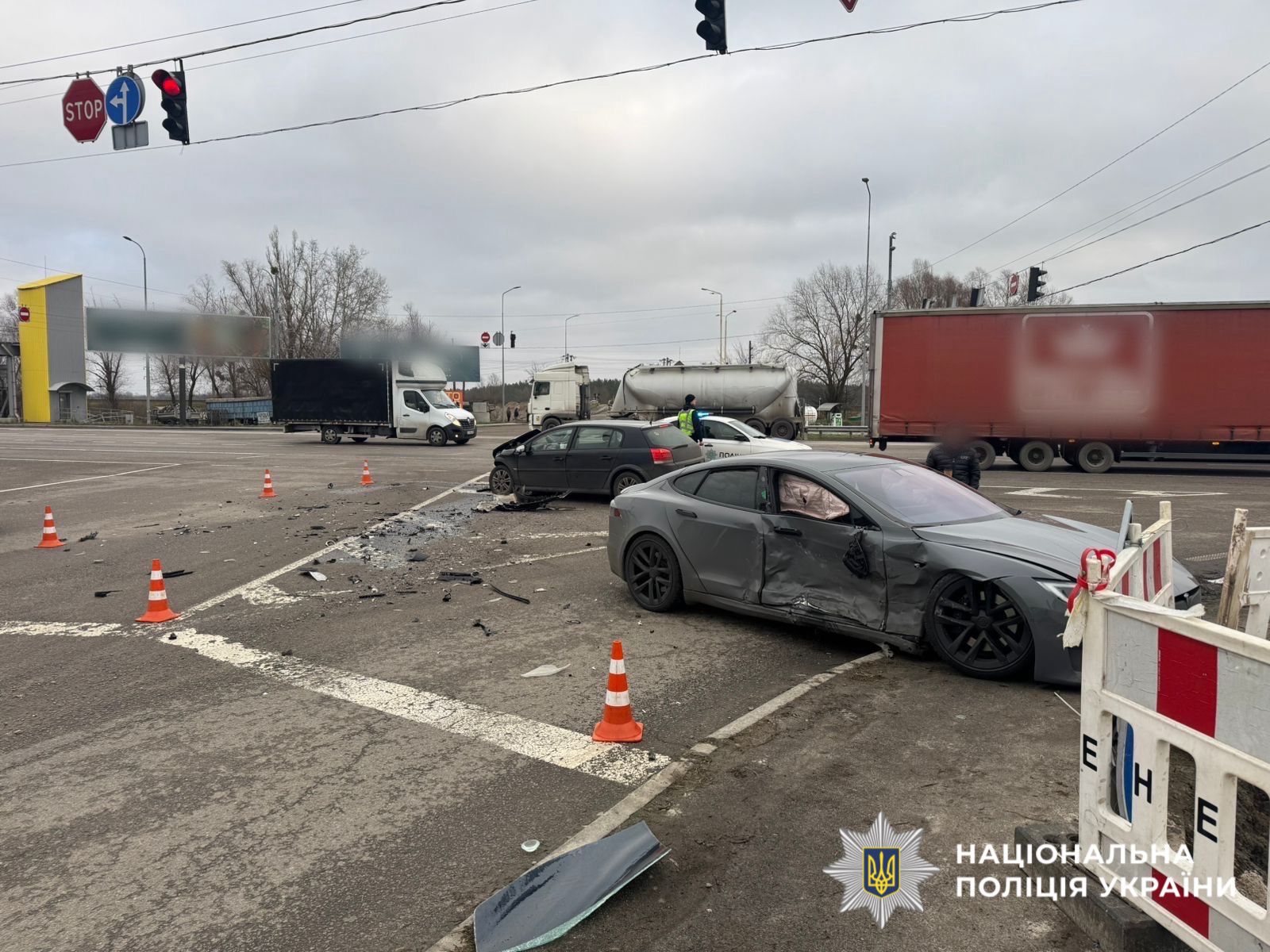 На фото зображено автомобіль після ДТП.