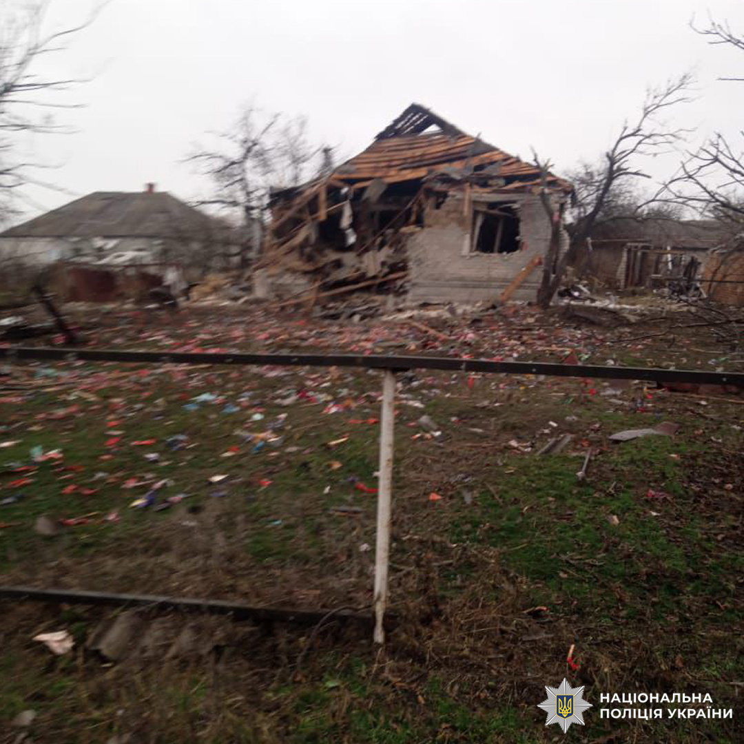 Зруйнований житловий будинок із обваленим дахом і розкиданими уламками.