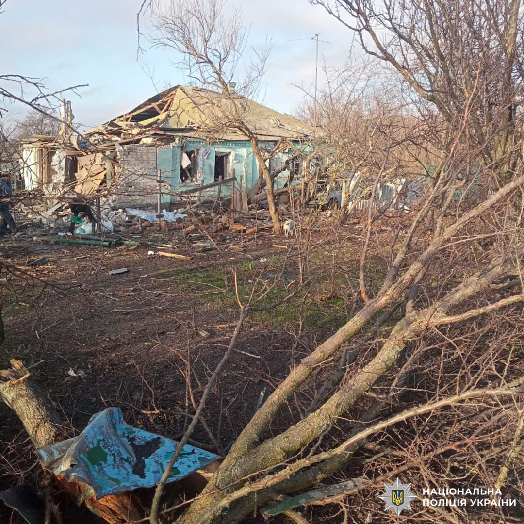 Зруйнований житловий будинок із обваленим дахом і розкиданими уламками.