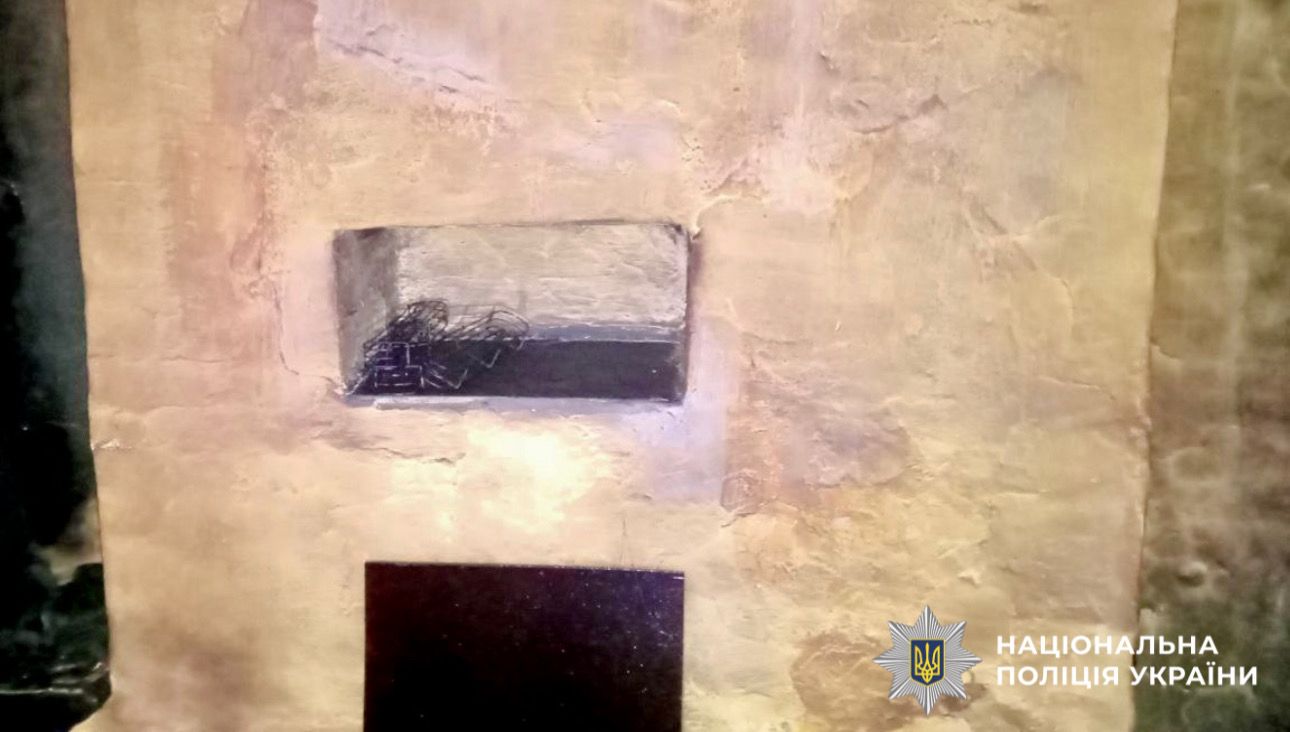 На фотографії зображено пічне опалення в будинку, де відбулась пожежа.