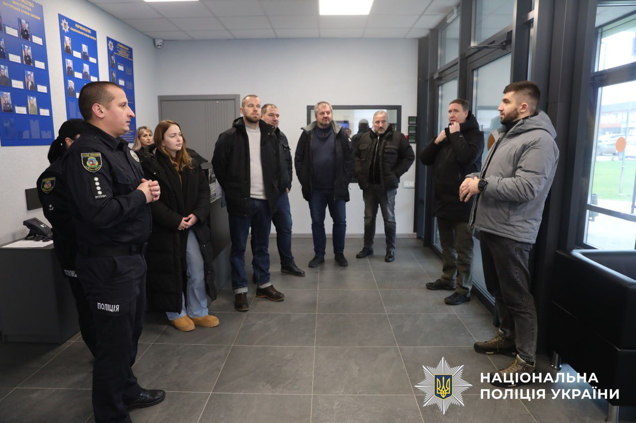 На фото учасники делегації та правоохоронці Київщини під час екскурсії.