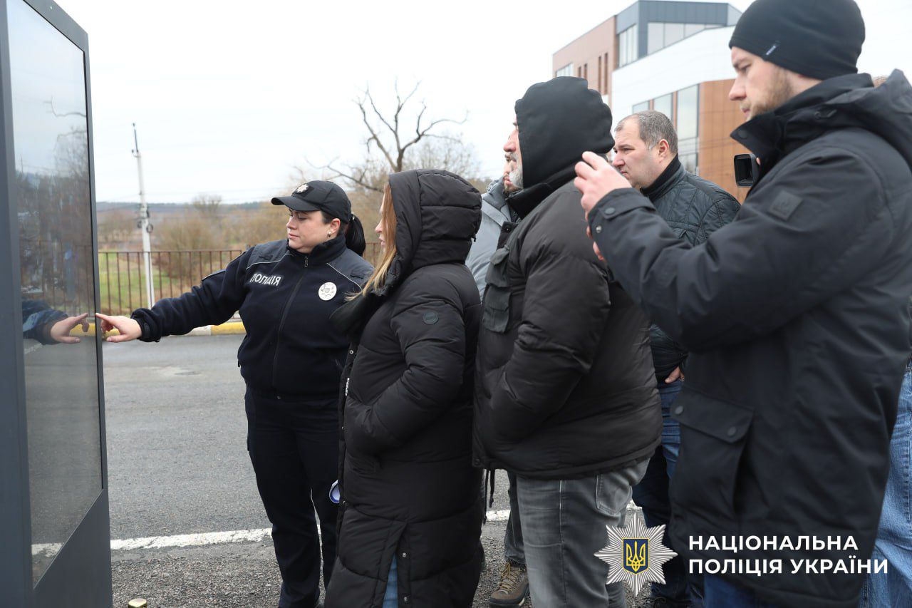 На фото учасники делегації та правоохоронці Київщини під час екскурсії.