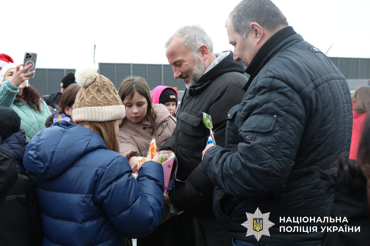 На фото учасники делегації, діти та правоохоронці Київщини під час екскурсії.