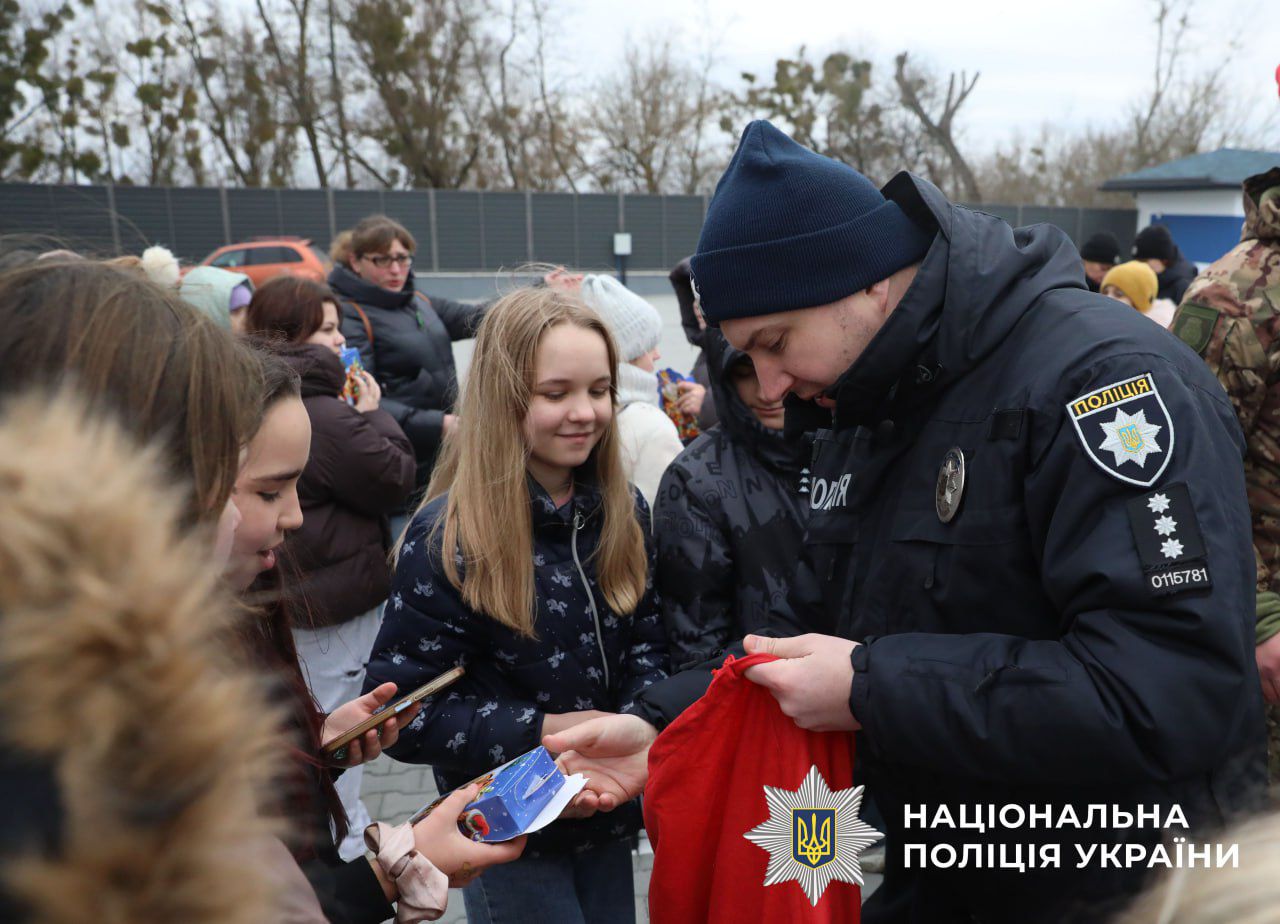 На фото учасники делегації, діти та правоохоронці Київщини під час екскурсії.