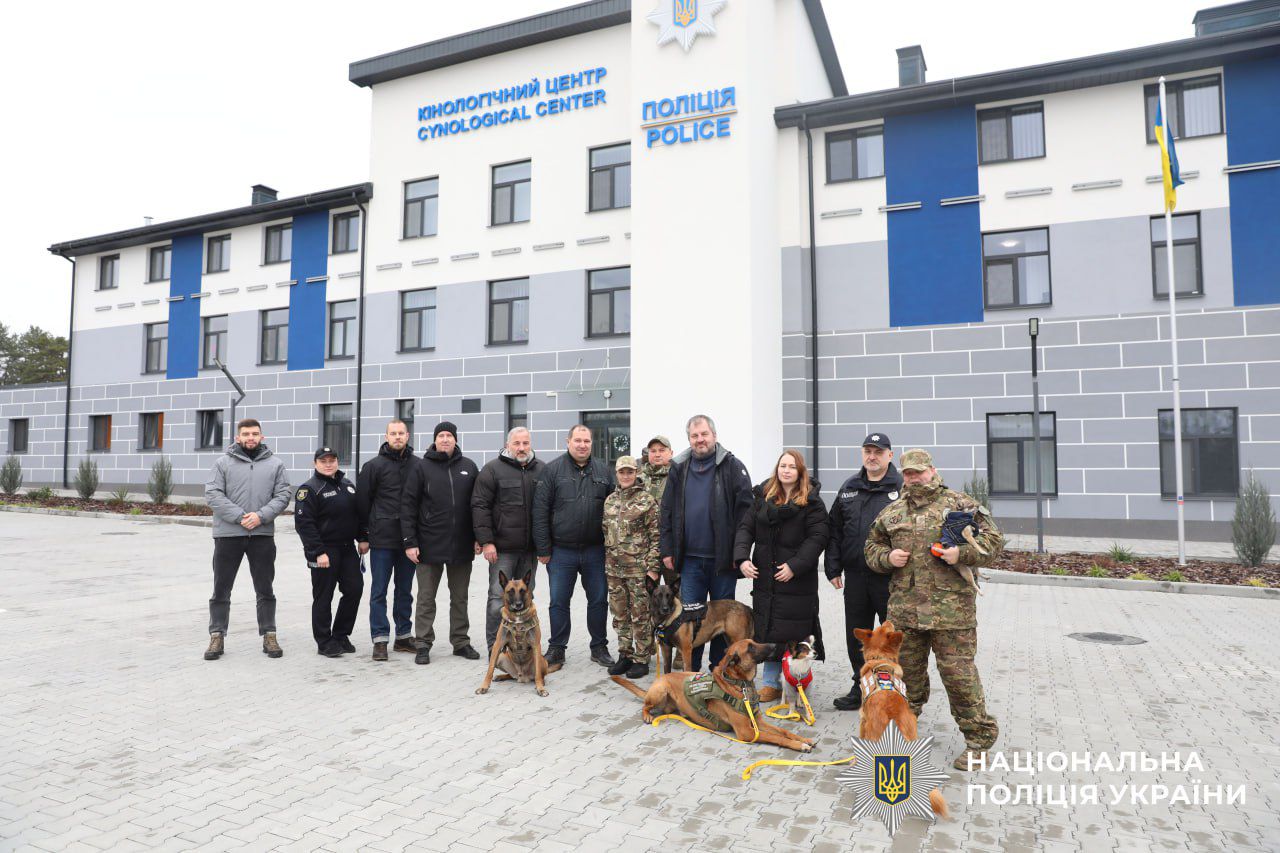 На фото учасники делегації та правоохоронці Київщини під час екскурсії.