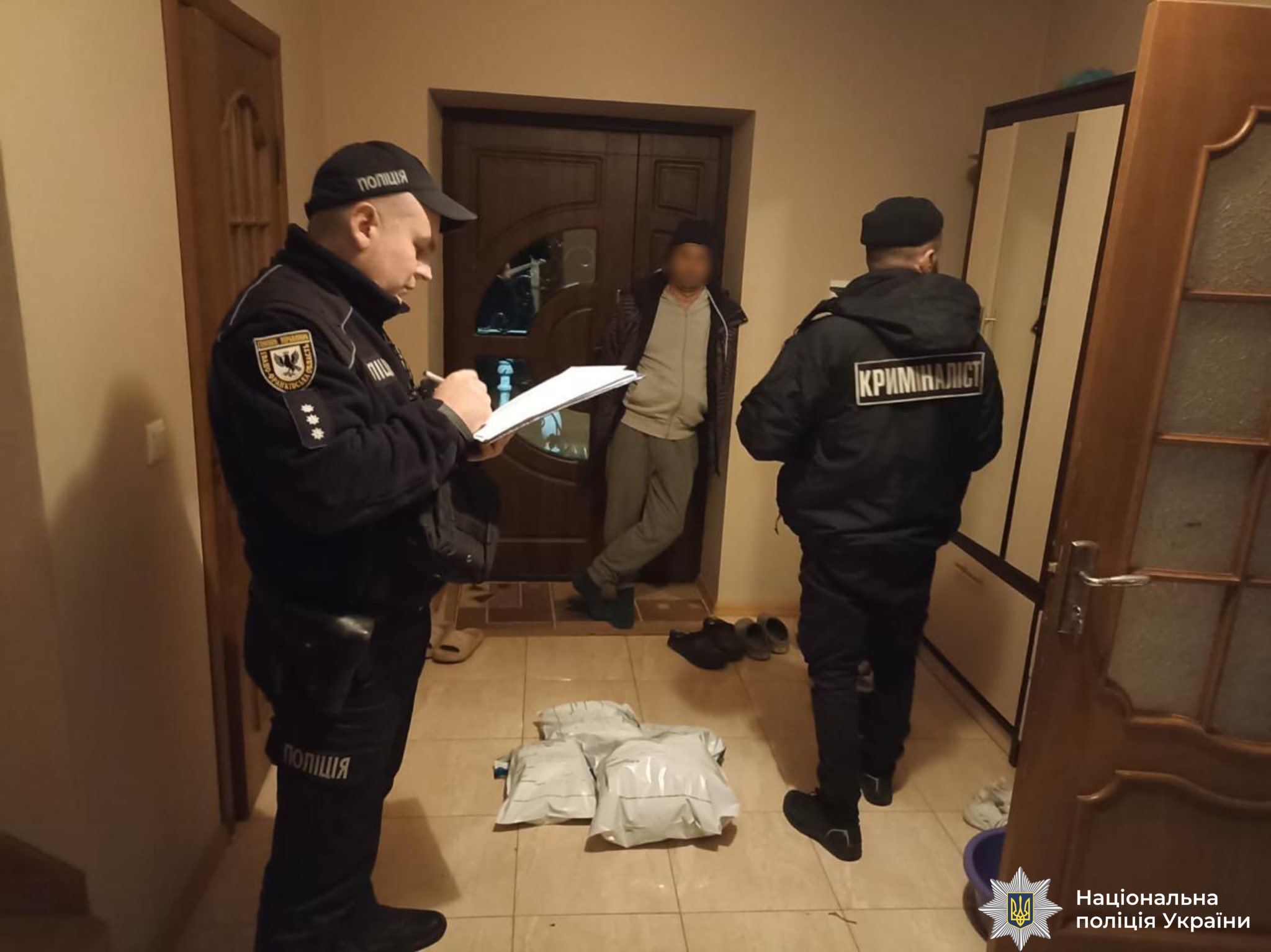 Праціваники поліції вилучають речові докази, причетності коломиянина до підпалу транспорного засобу. Фігуранта затримано