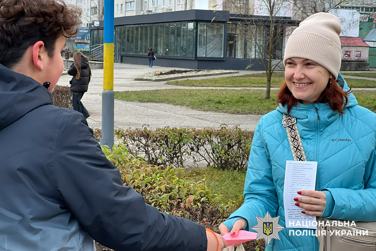 Громадські активісти роздають листівки громадянам