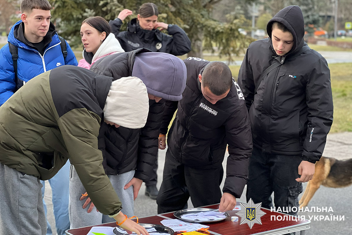 Підлітки ознайомлюються з друкованими матеріалами щодо запобігання насильству
