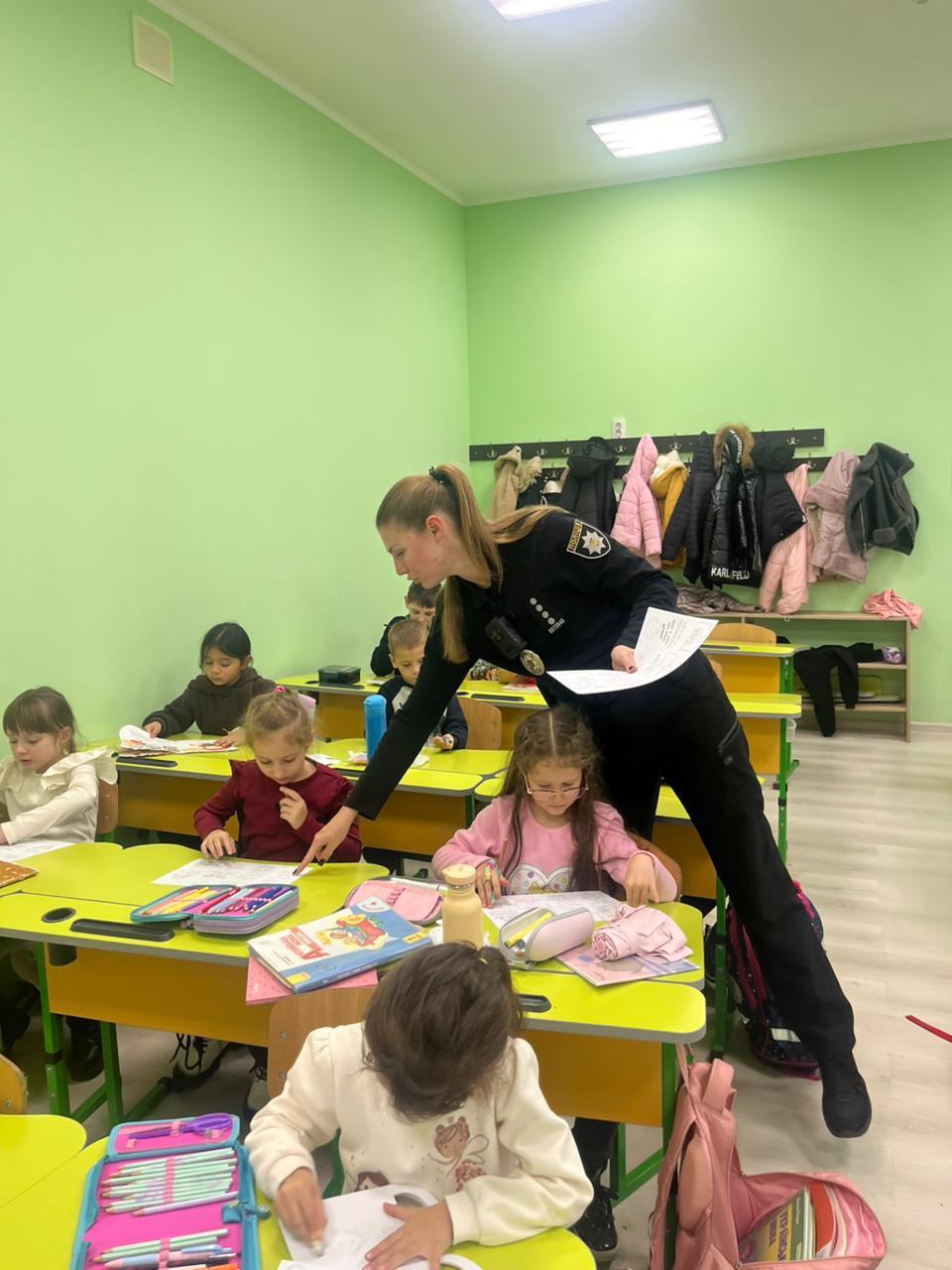 Поліцейські сектору служби освітньої безпеки проводять у школах області тематичні уроки до акції «16 днів проти насильства»