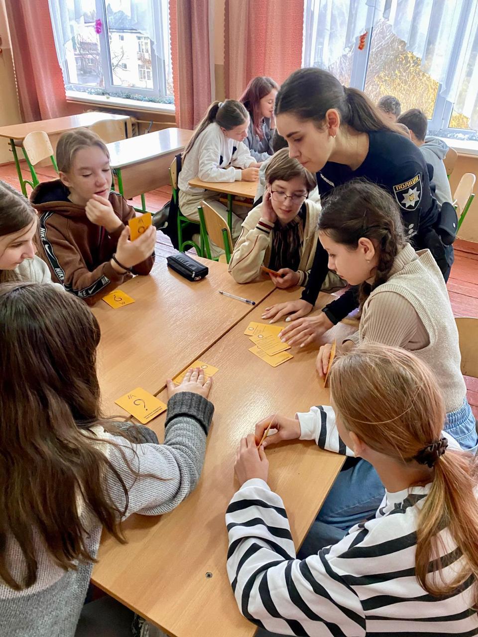 Поліцейські сектору служби освітньої безпеки проводять у школах області тематичні уроки до акції «16 днів проти насильства»