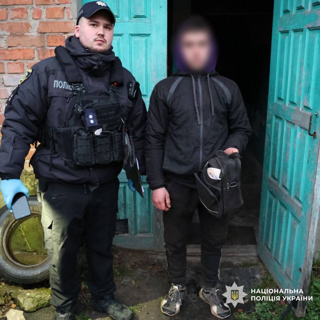 На Харківщині слідчі повідомили про підозру молодику, який заволодів грошима літньої жінки