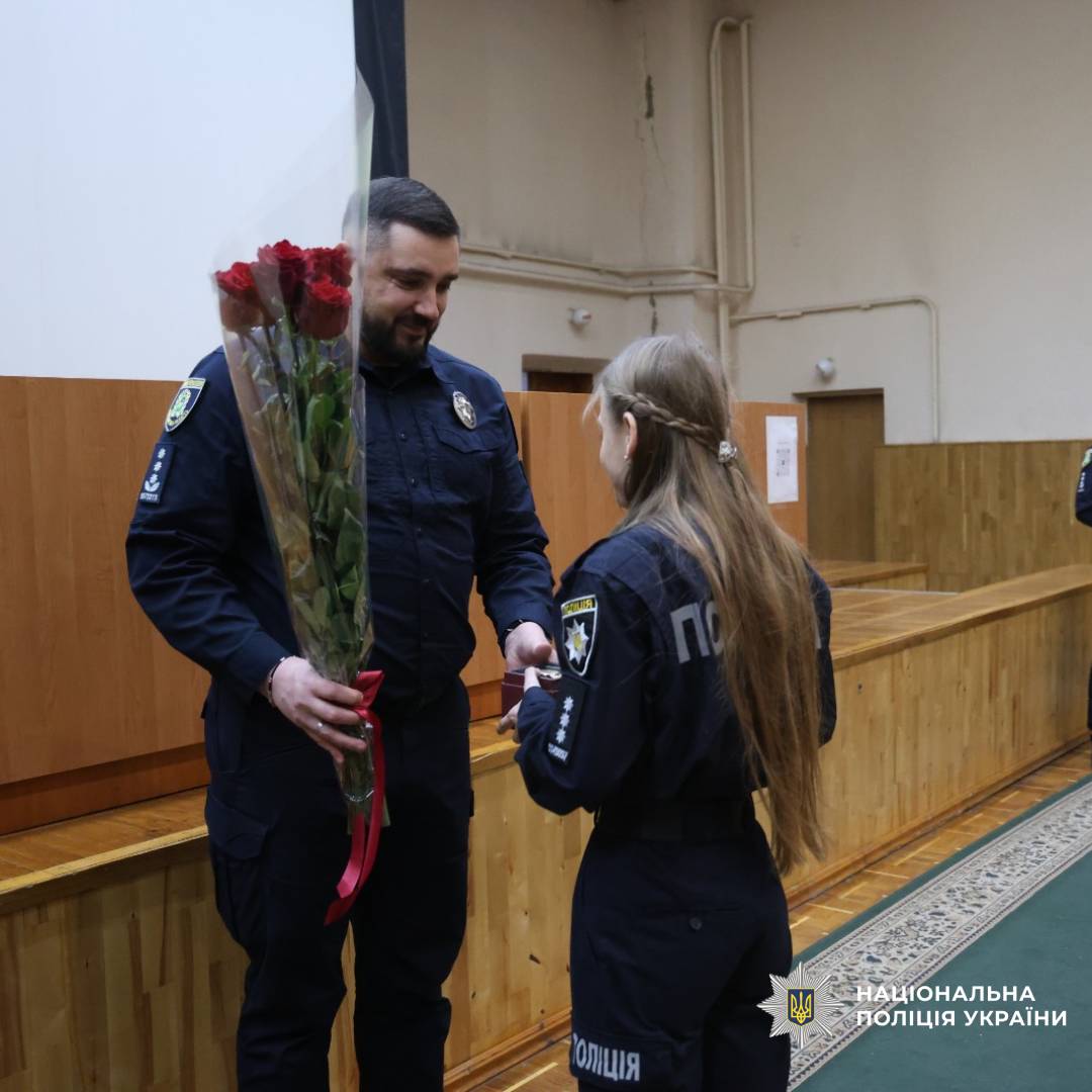 Начальник поліції Харківщини привітав працівників служб запобігання корупції та аналітичного забезпечення