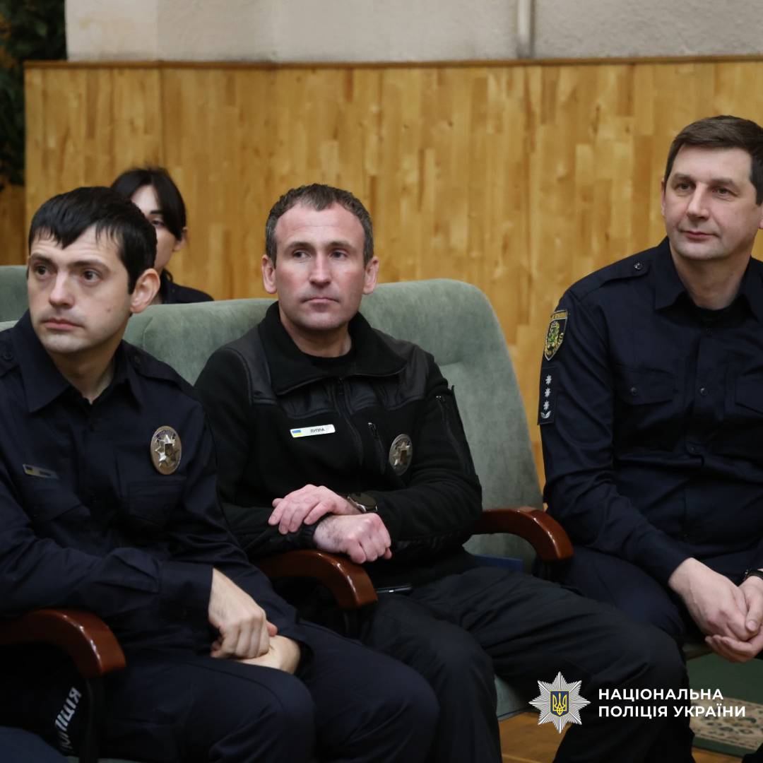 Начальник поліції Харківщини привітав працівників служб запобігання корупції та аналітичного забезпечення