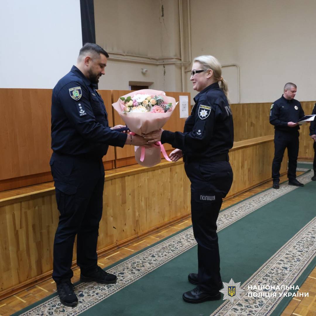 Начальник поліції Харківщини привітав працівників служб запобігання корупції та аналітичного забезпечення