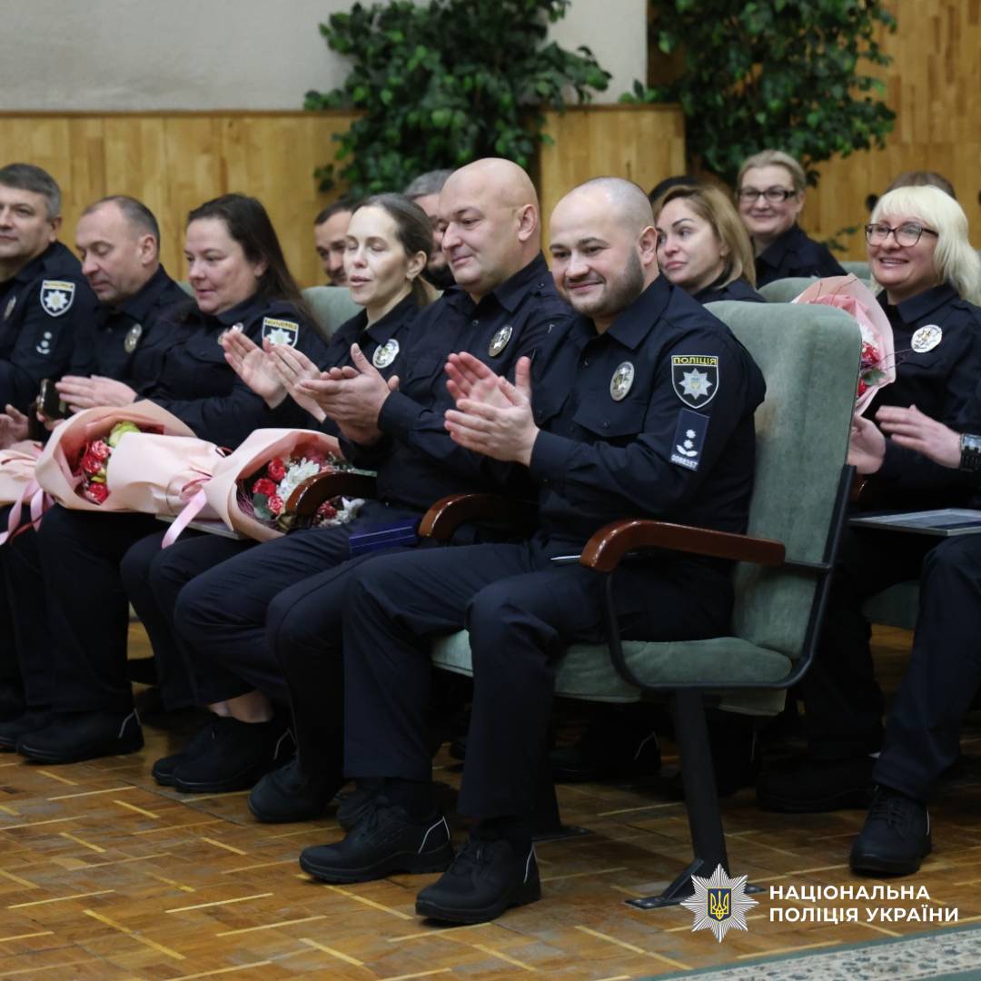 Начальник поліції Харківщини привітав працівників служб запобігання корупції та аналітичного забезпечення