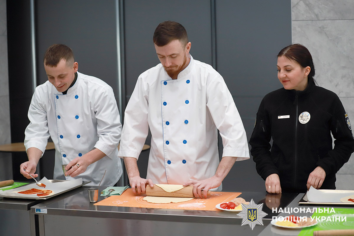 Поранені правоохоронці розкатують тісто