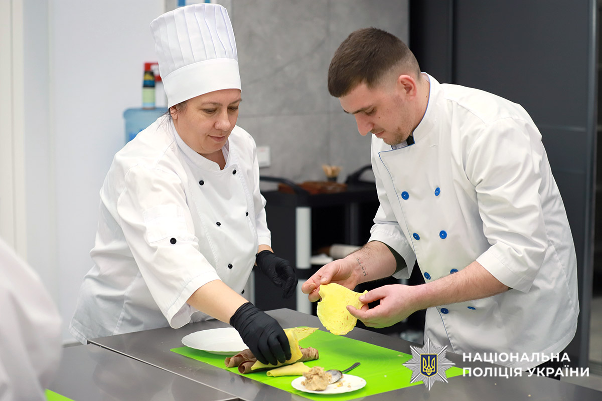 Професійна кухарка навчає пораненого нацгвардійця працювати з тістом