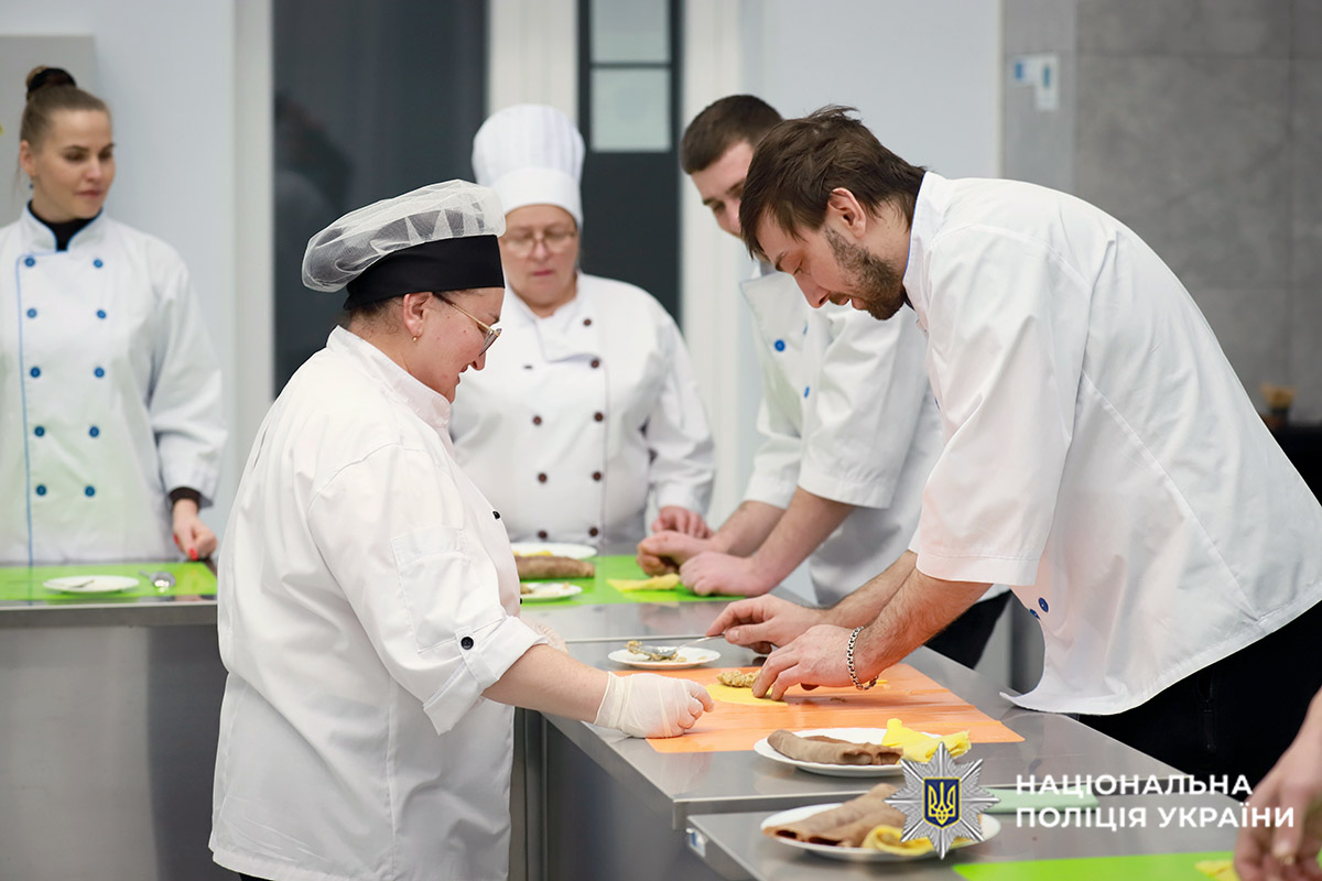 Професійні кухарі навчають поранених правоохоронців працювати з тістом