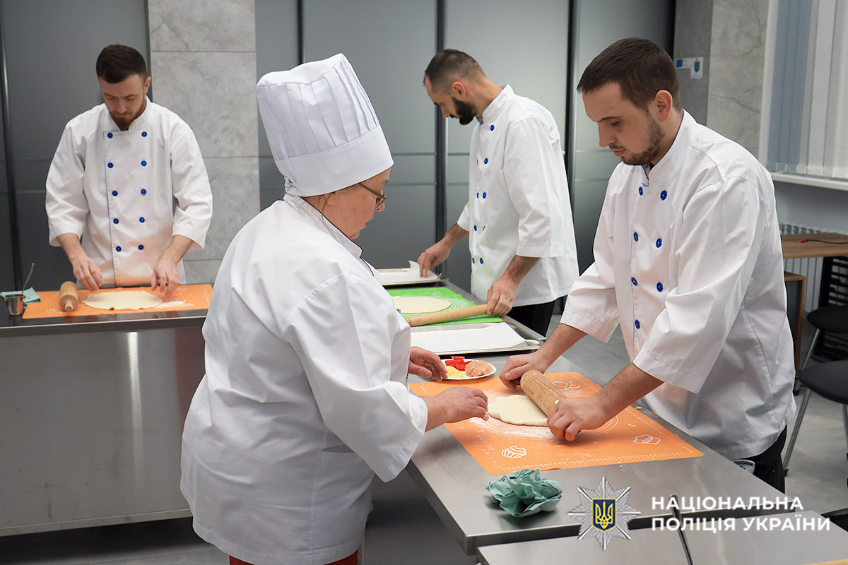 Професійна кухарка навчає пораненого бійця працювати з тістом