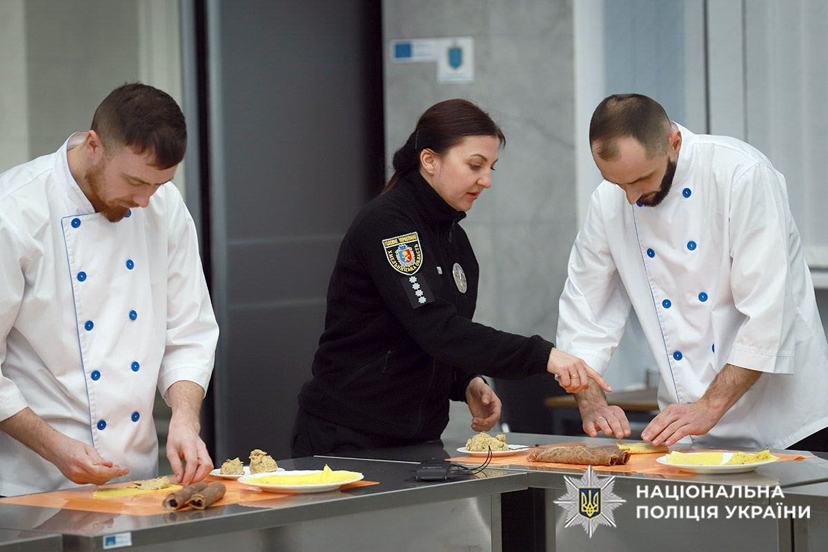 Психолог допомагає пораненим готувати млинці