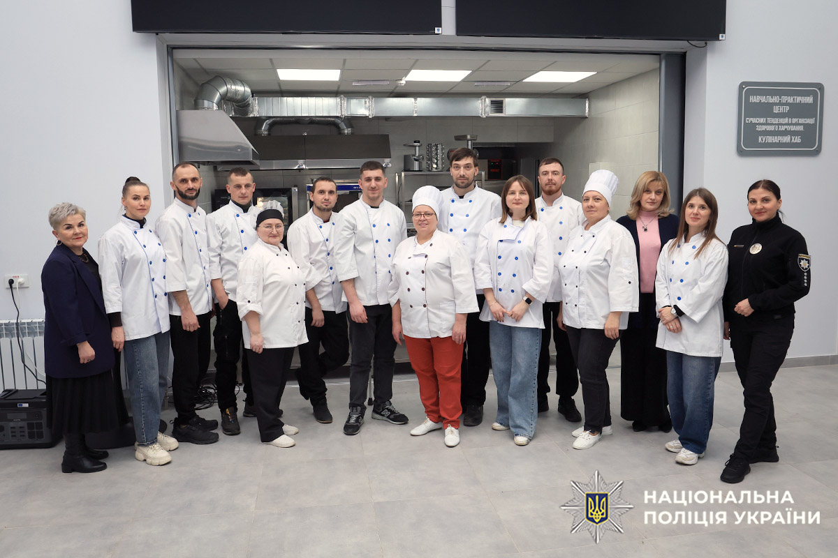 Спільне фото кухарів, психологів та поранених правоохоронців