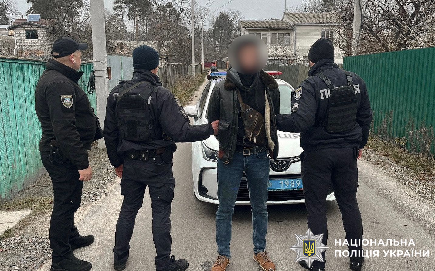 На фото зображено правопорушника разом з поліцейськими.