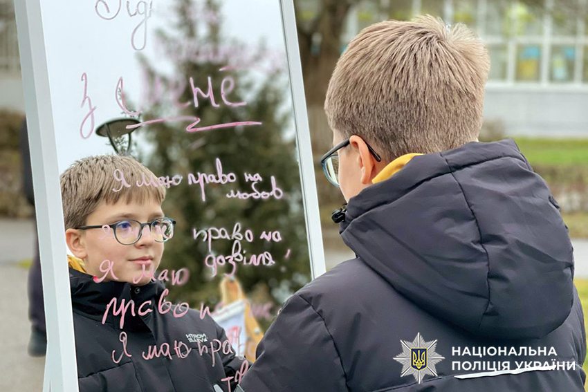 «Права людини починаються з мене»: у Нетішині школярі разом з освітніми офіцерами провели просвітницьку акцію до Міжнародного дня прав людини