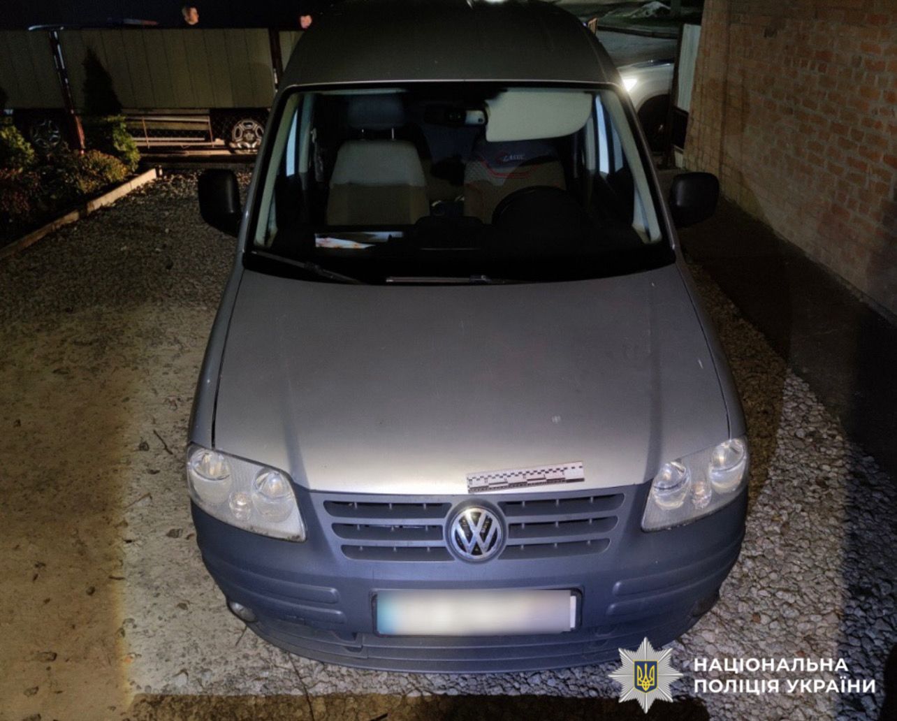 На фото зображено автомобіль.