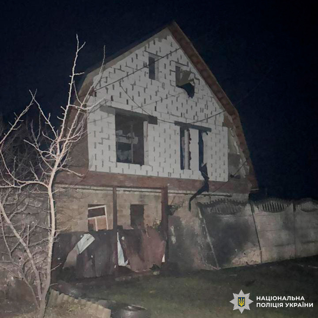 Зруйнована житлова будівля з пошкодженим дахом і вибитими вікнами.