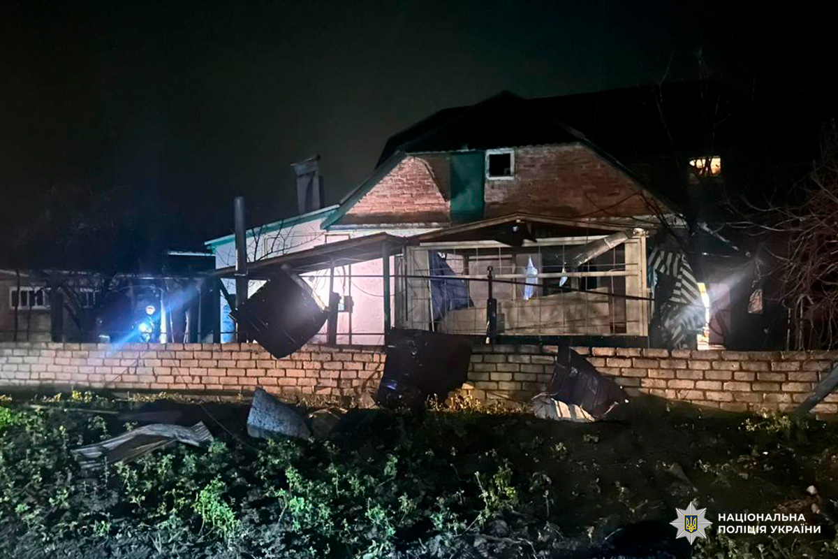 Зруйнована житлова будівля з пошкодженим дахом і вибитими вікнами.