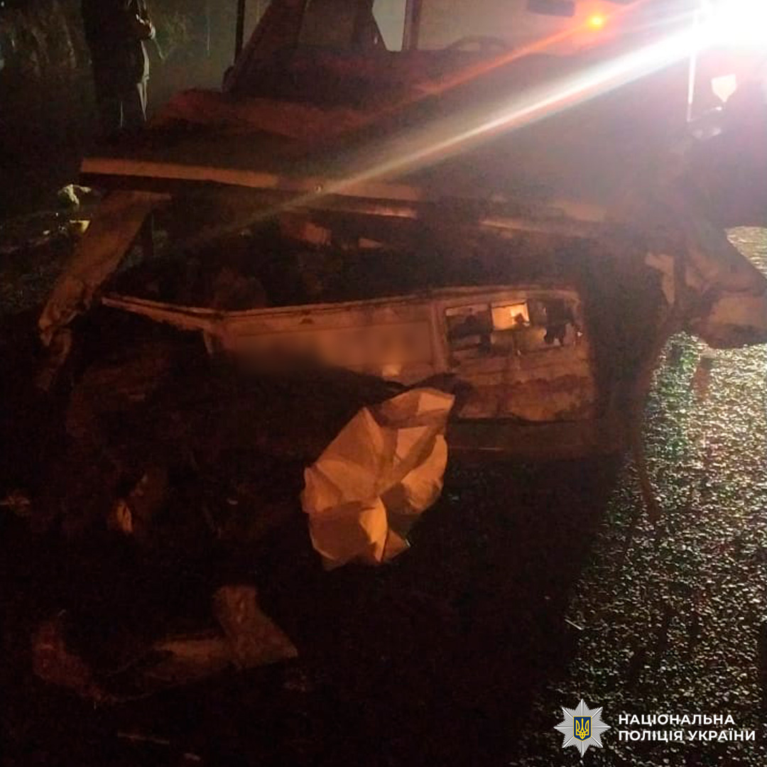 Серйозно пошкоджений автомобіль після нічної ДТП.