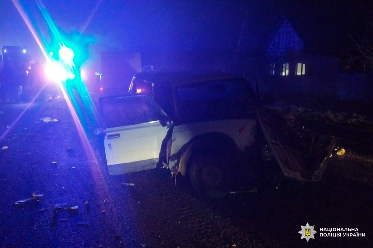 Серйозно пошкоджений автомобіль після нічної ДТП.