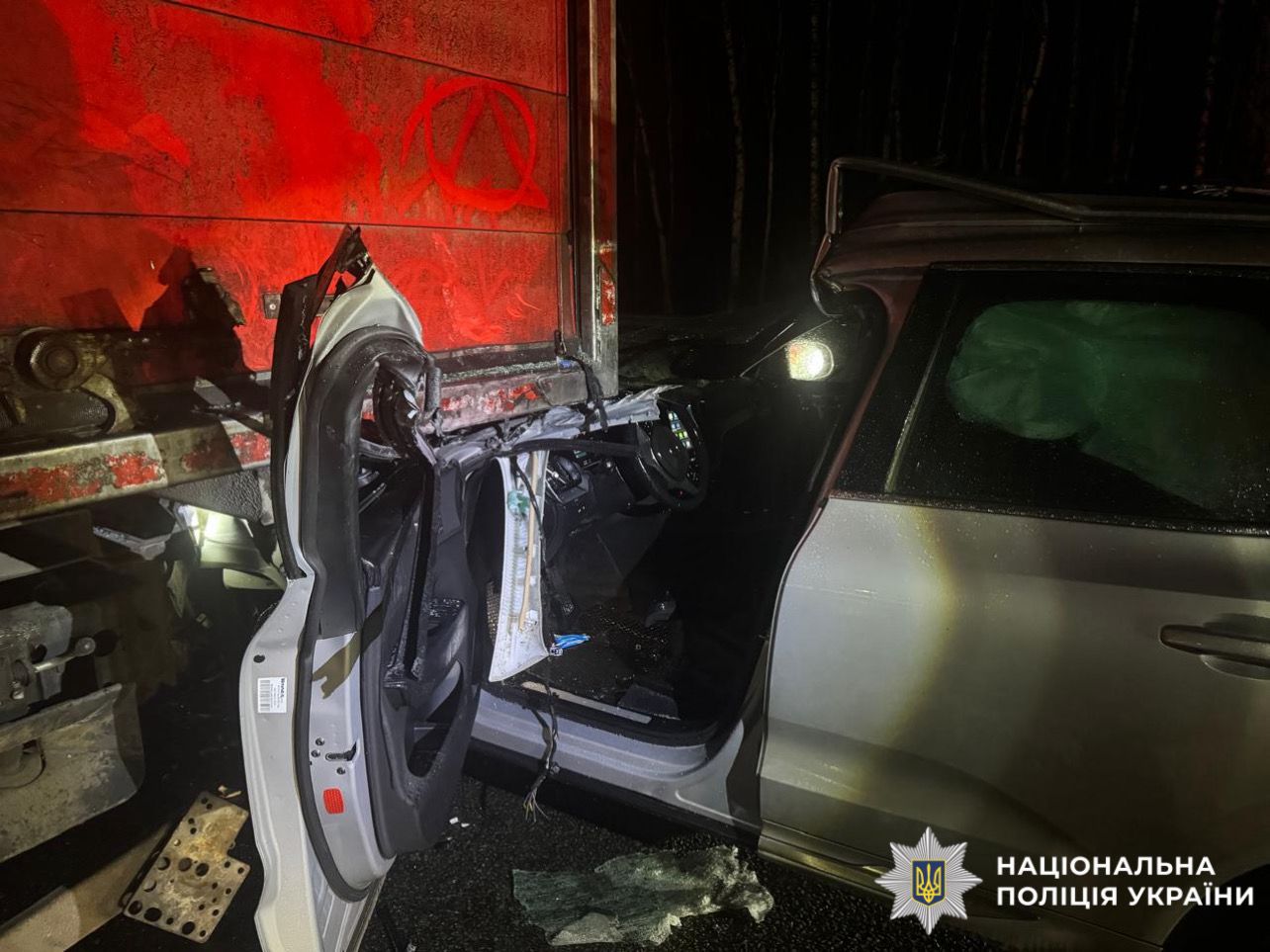 На фото зображений пошкоджений автомобіль внаслідок ДТП.