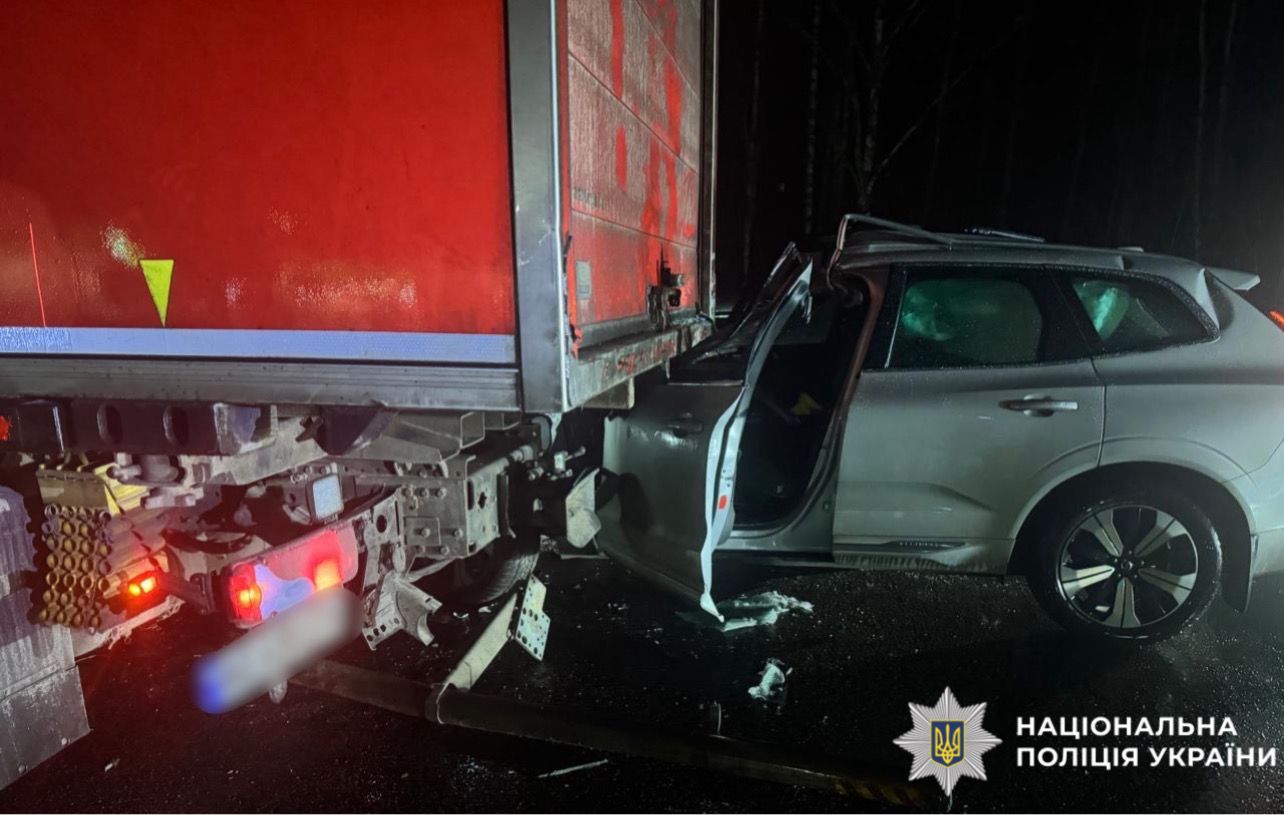 На фото зображений пошкоджений автомобіль внаслідок ДТП.