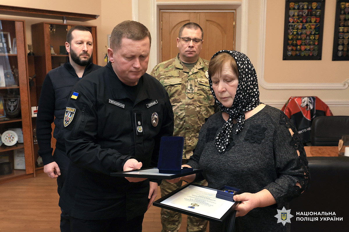 Начальник ГУНП у Хмельницькій області Руслан Герасимчук вручає нагороду матері загиблого Героя Вікторова Климчука