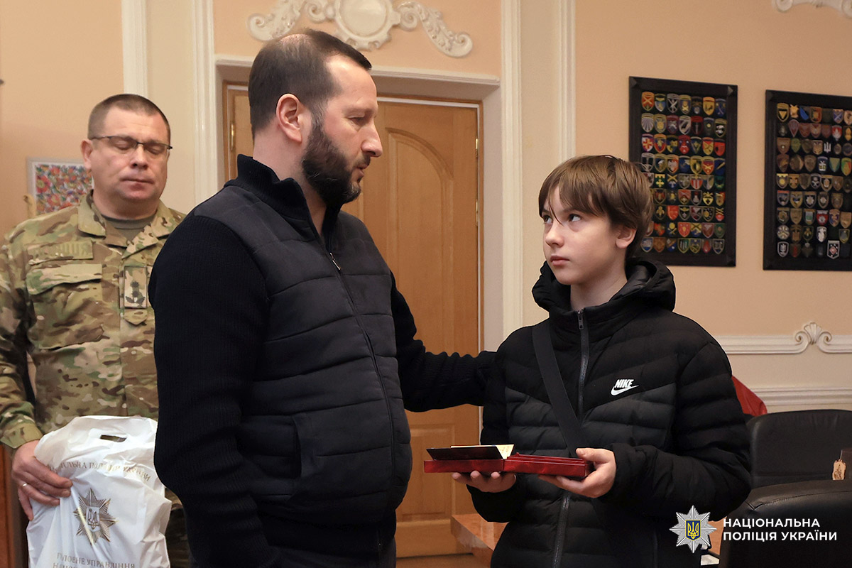 Начальник військової адміністрації Сергій Тюрін вручає нагороду синові загиблого Героя Геннадія Лахмая