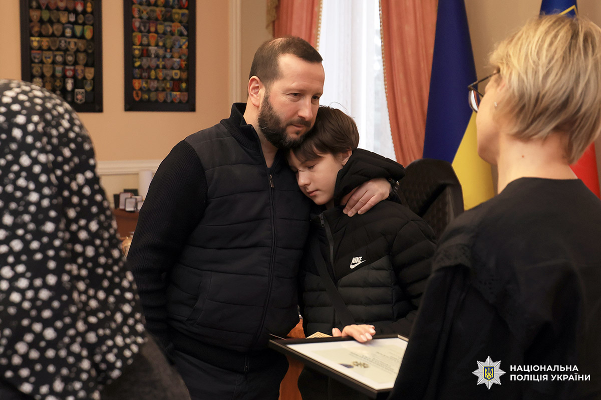 Начальник військової адміністрації Сергій Тюрін з Кирилом, сином загиблого Героя Геннадія Лахмая