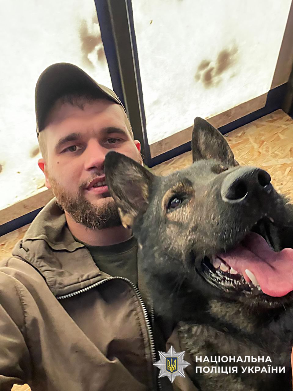 На фото ветеран зі службовою  собакою (селфі)