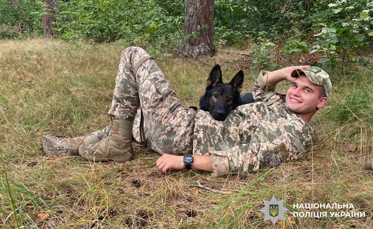 На фото ветеран та службовий собака.