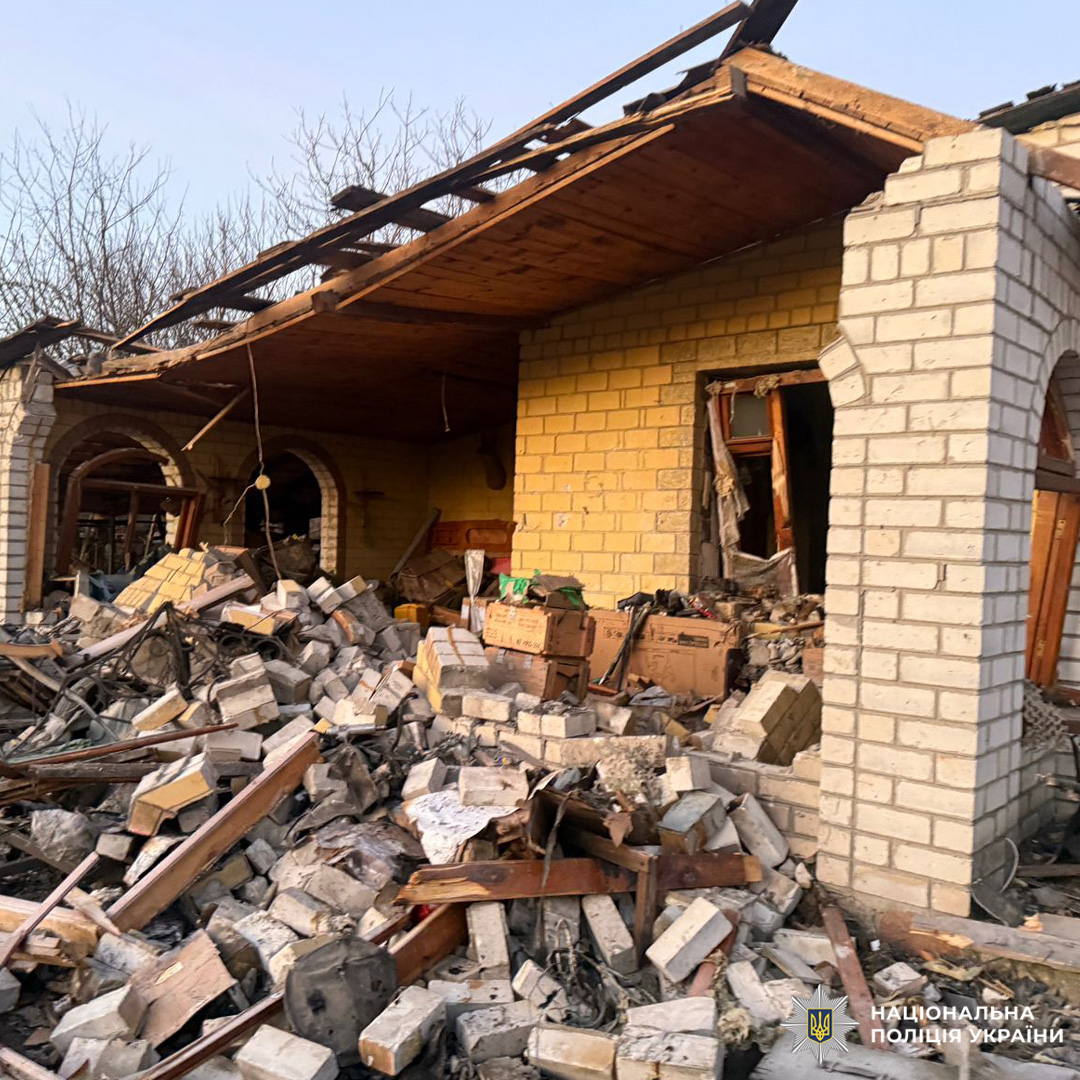 Зруйнована будівля з обваленим дахом та уламками на землі.