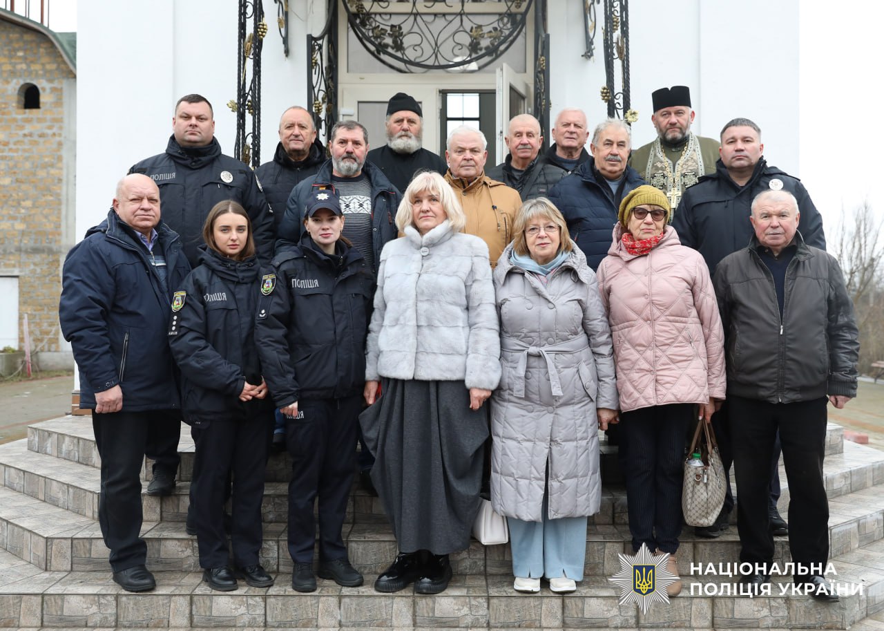 Загальне фото учасників заходу на сходах церкви.