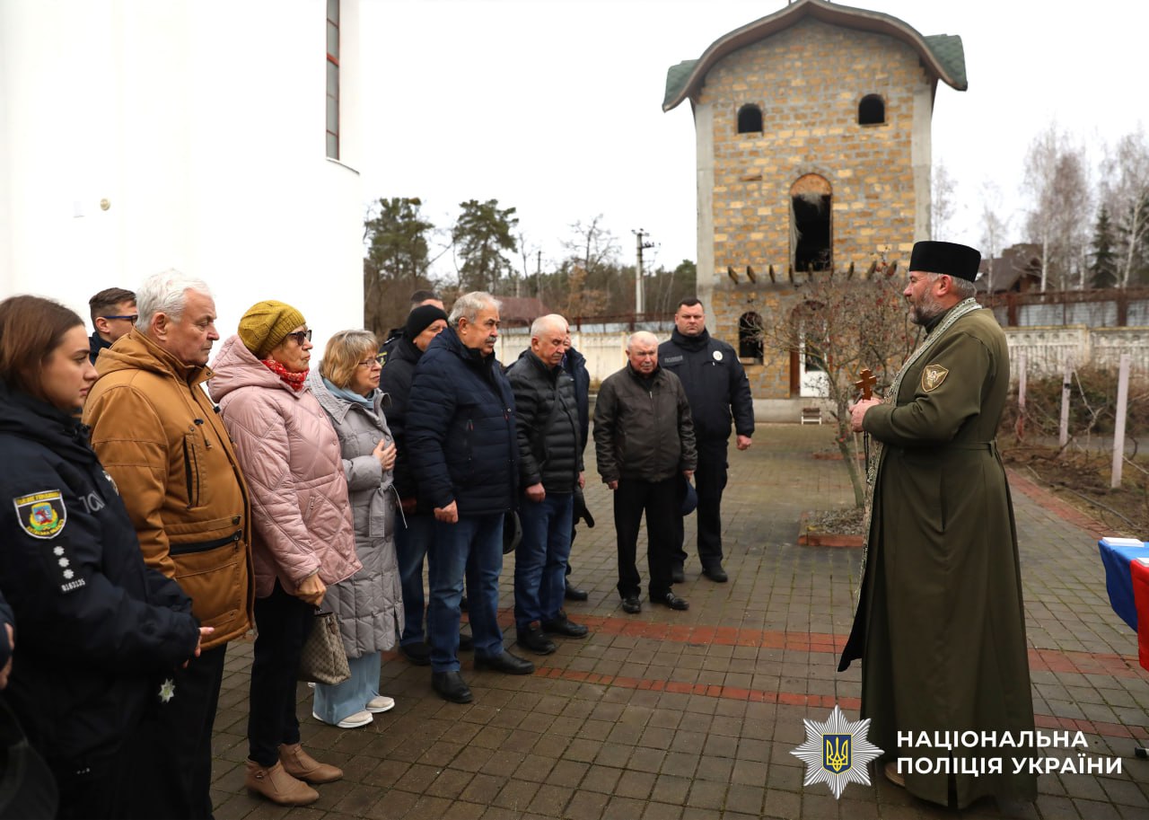 На фото учасники заходу під час проведення молебня.