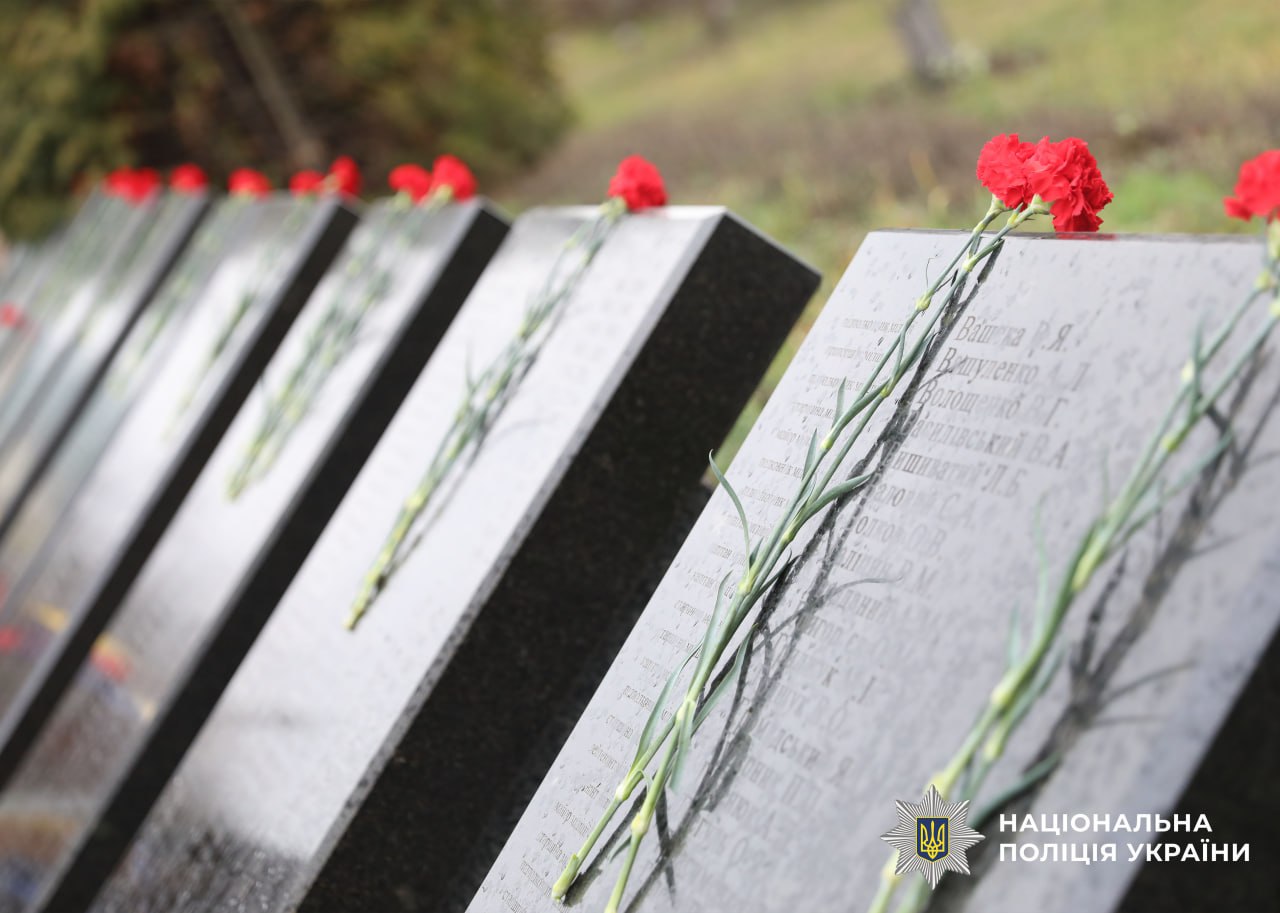 На фото покладені квіти на мемореалі.