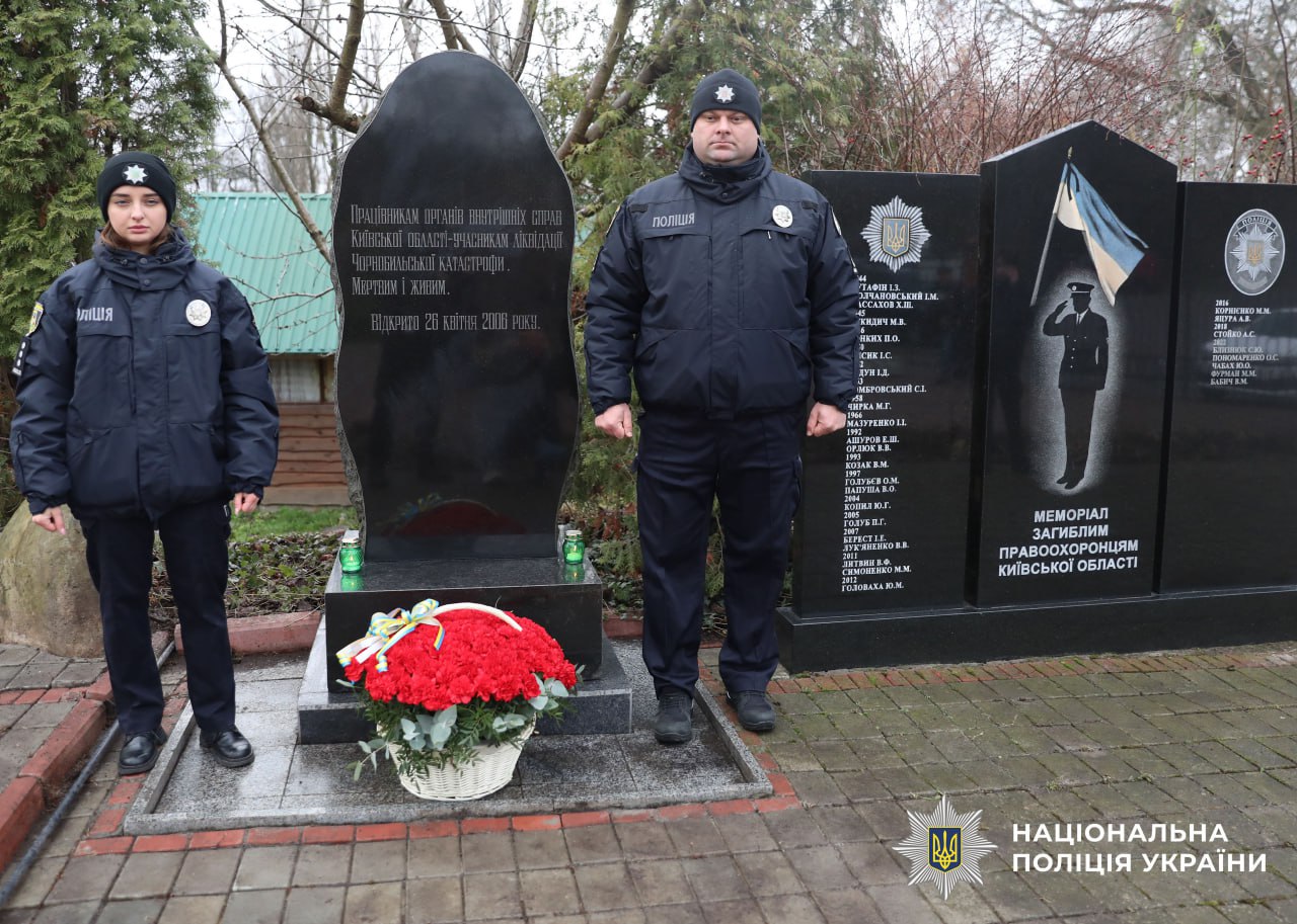 На фото поліцейські біля мемореалу пам'яті.