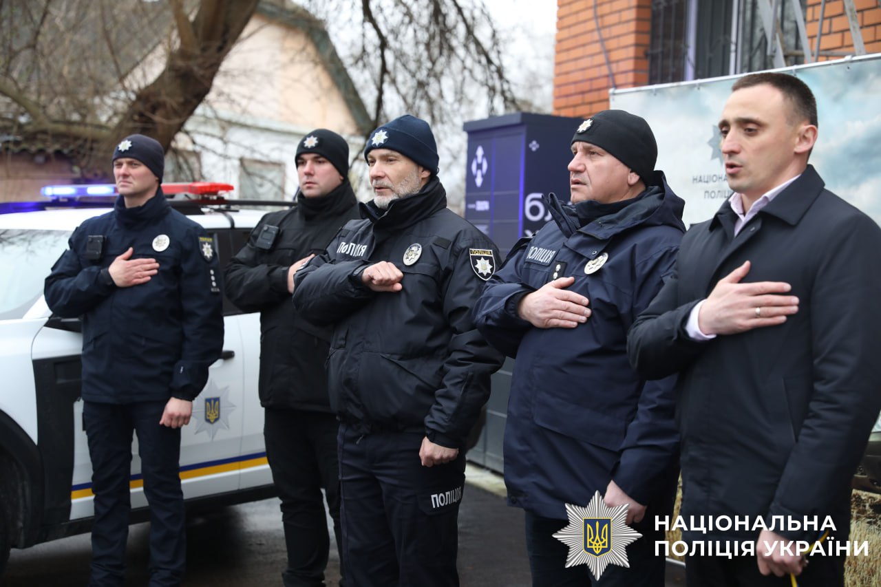 На фото керівництво Національної поліцїі та поліцейські офіцери громади.