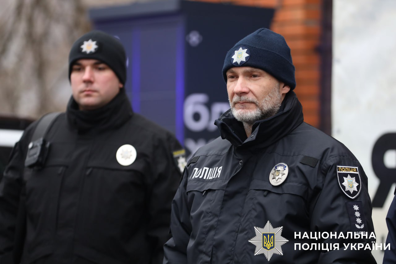 На фото поліцейський офіцер громади та керівник.